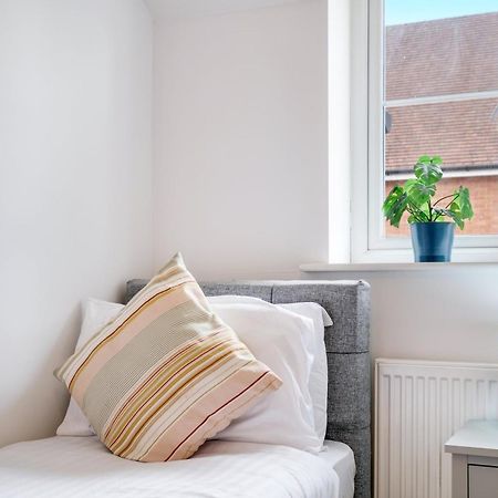Foxherne 5Bdr 3Ba Serviced House With Parking - Slough By 360Stays Экстерьер фото