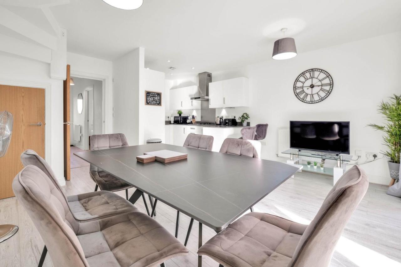 Foxherne 5Bdr 3Ba Serviced House With Parking - Slough By 360Stays Экстерьер фото