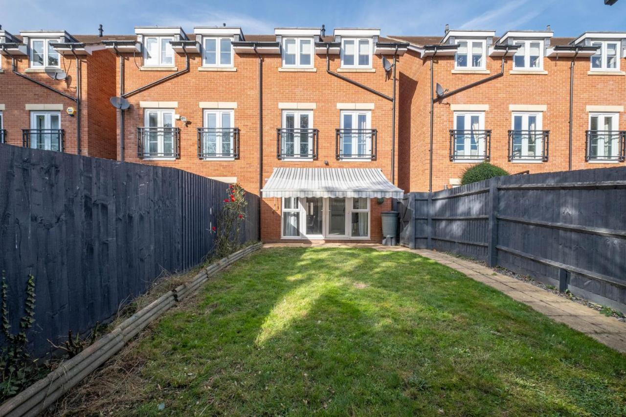 Foxherne 5Bdr 3Ba Serviced House With Parking - Slough By 360Stays Экстерьер фото