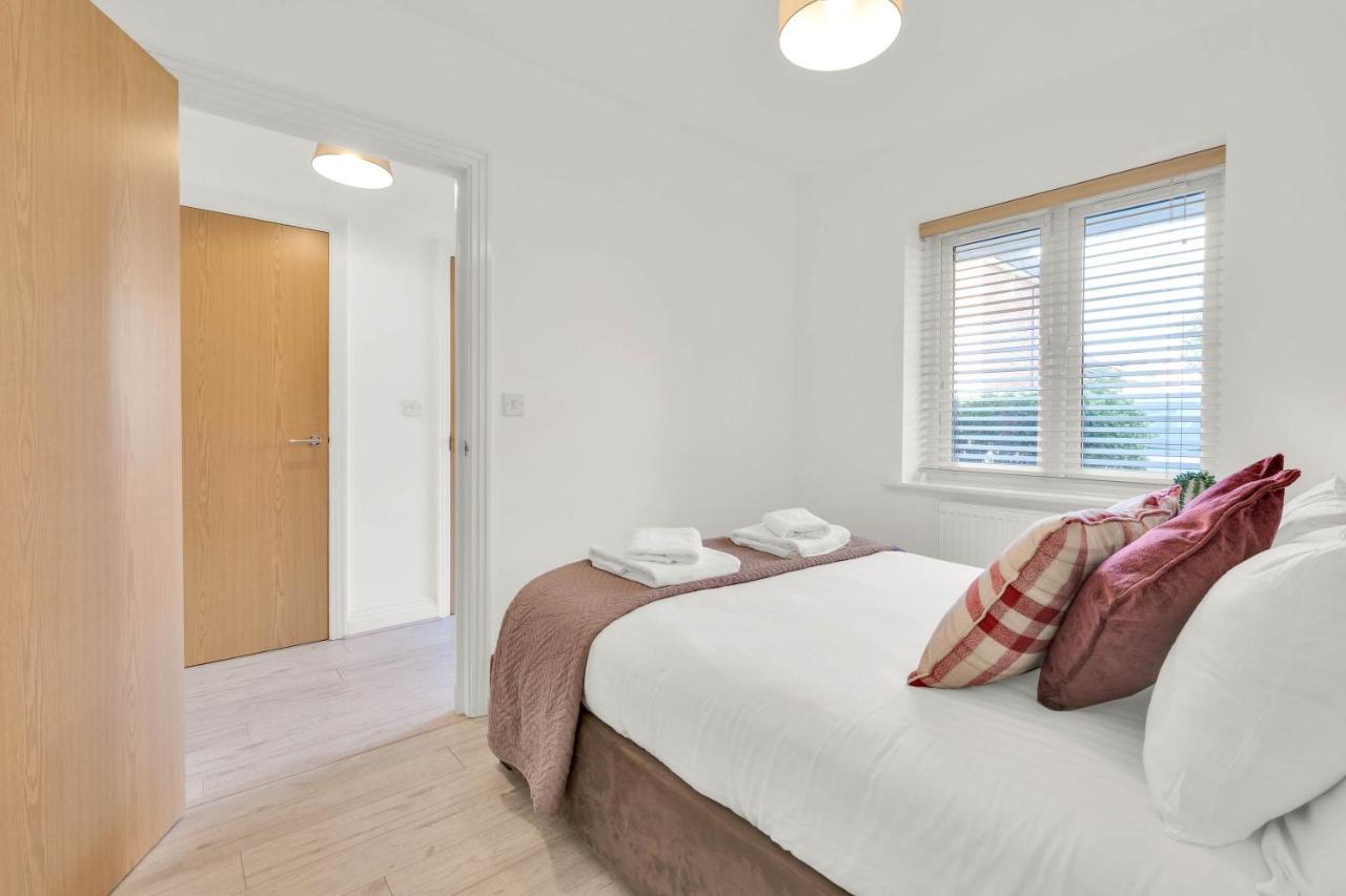 Foxherne 5Bdr 3Ba Serviced House With Parking - Slough By 360Stays Экстерьер фото