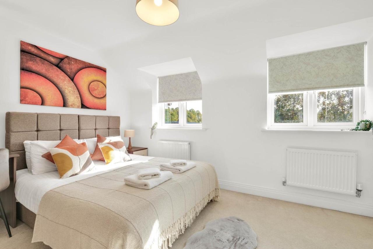 Foxherne 5Bdr 3Ba Serviced House With Parking - Slough By 360Stays Экстерьер фото
