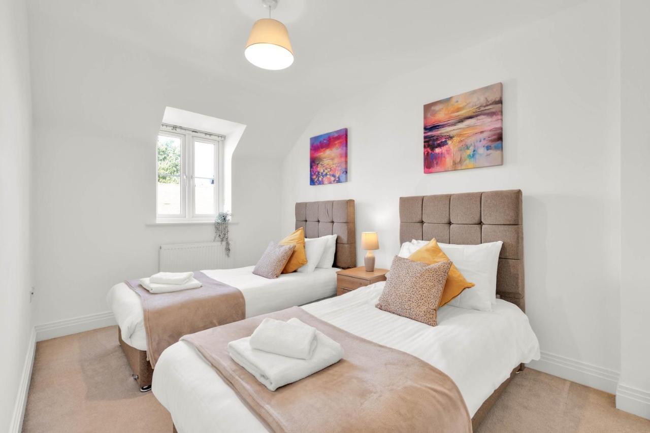 Foxherne 5Bdr 3Ba Serviced House With Parking - Slough By 360Stays Экстерьер фото