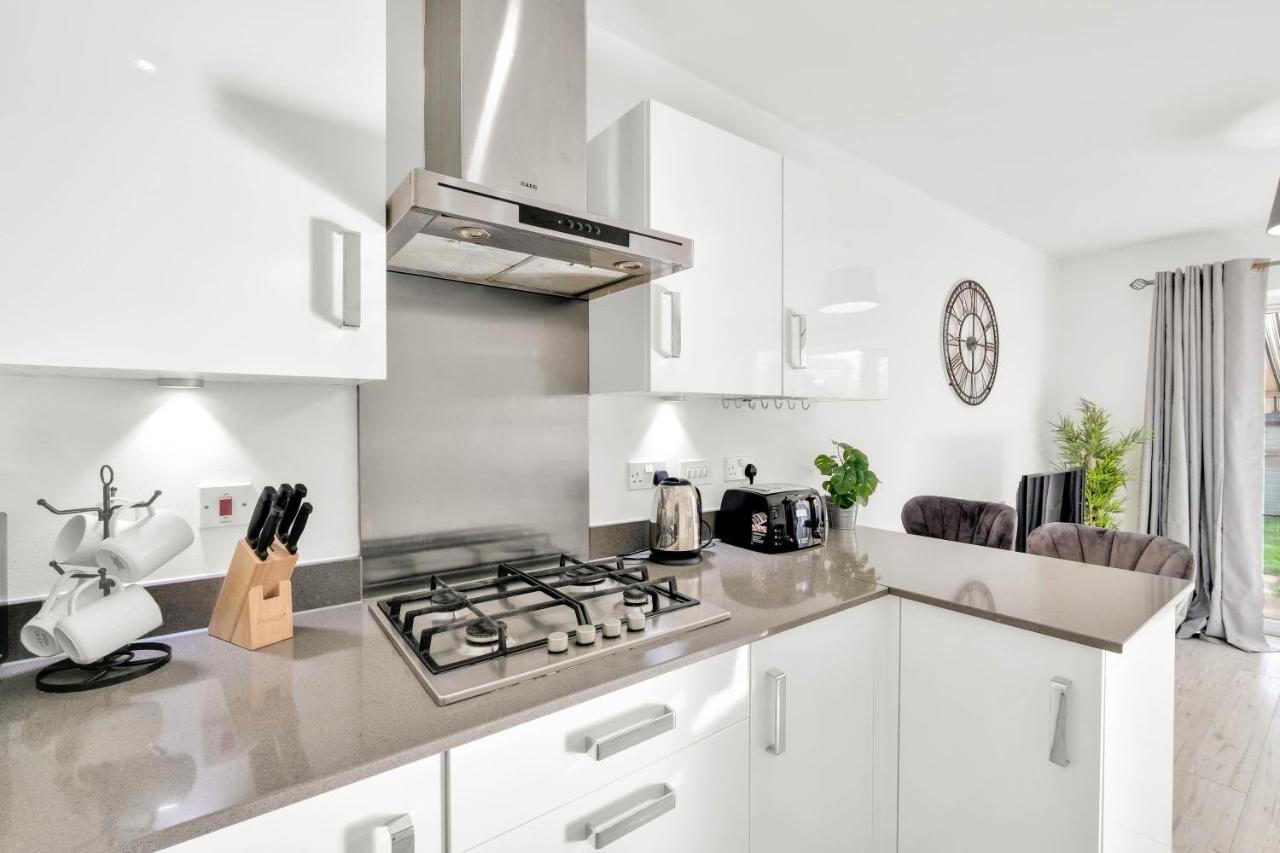 Foxherne 5Bdr 3Ba Serviced House With Parking - Slough By 360Stays Экстерьер фото