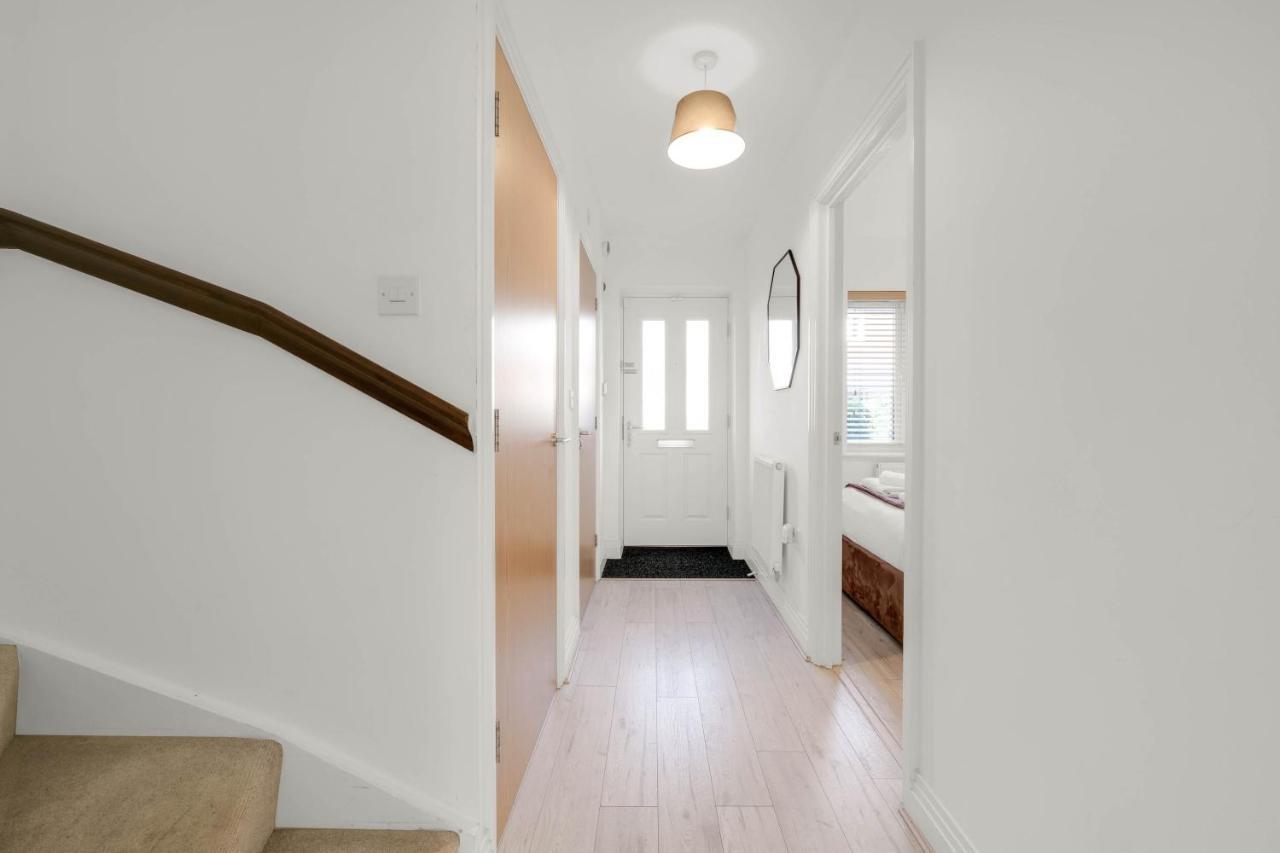 Foxherne 5Bdr 3Ba Serviced House With Parking - Slough By 360Stays Экстерьер фото
