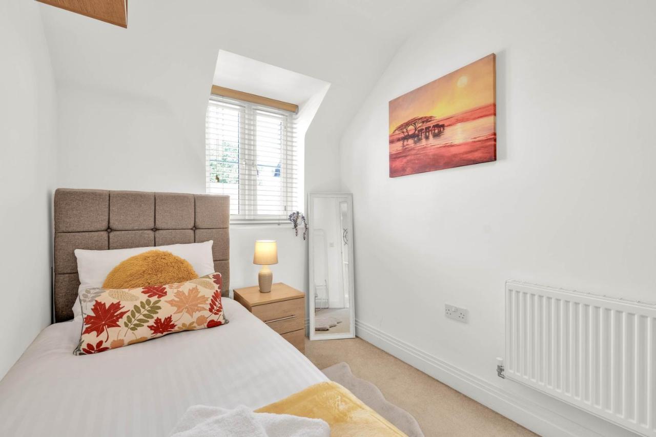 Foxherne 5Bdr 3Ba Serviced House With Parking - Slough By 360Stays Экстерьер фото