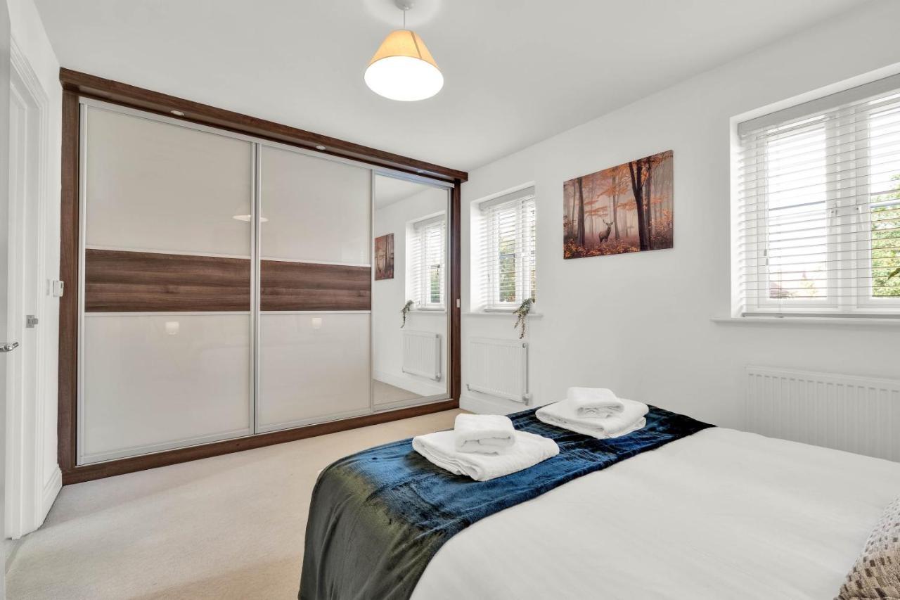 Foxherne 5Bdr 3Ba Serviced House With Parking - Slough By 360Stays Экстерьер фото