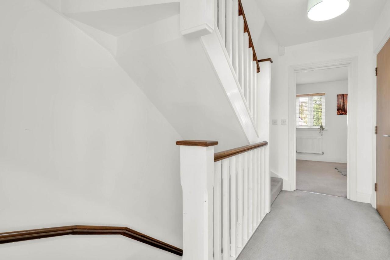 Foxherne 5Bdr 3Ba Serviced House With Parking - Slough By 360Stays Экстерьер фото