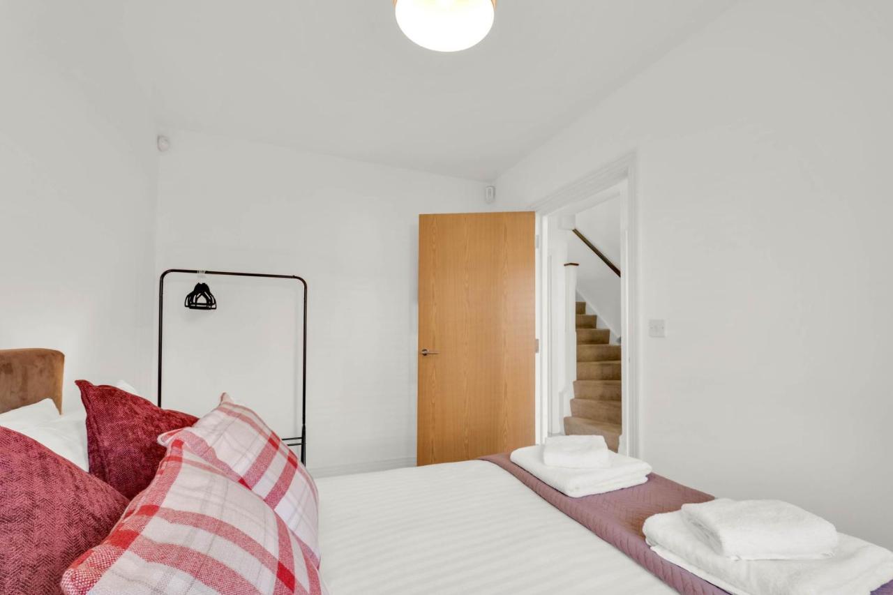 Foxherne 5Bdr 3Ba Serviced House With Parking - Slough By 360Stays Экстерьер фото