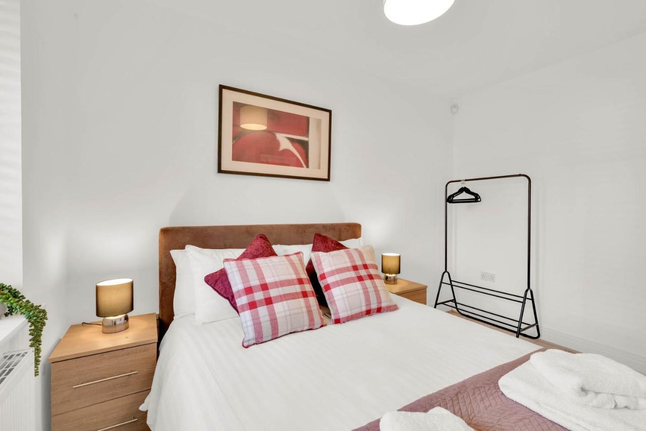 Foxherne 5Bdr 3Ba Serviced House With Parking - Slough By 360Stays Экстерьер фото