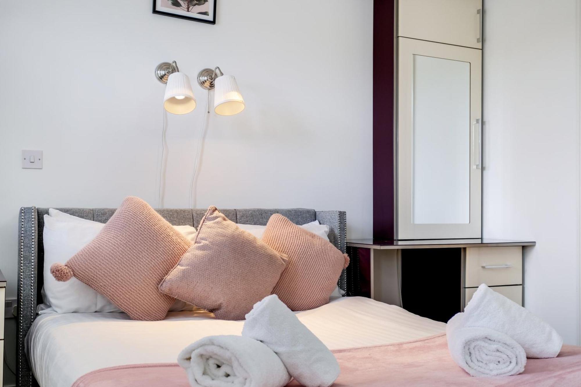 Foxherne 5Bdr 3Ba Serviced House With Parking - Slough By 360Stays Экстерьер фото