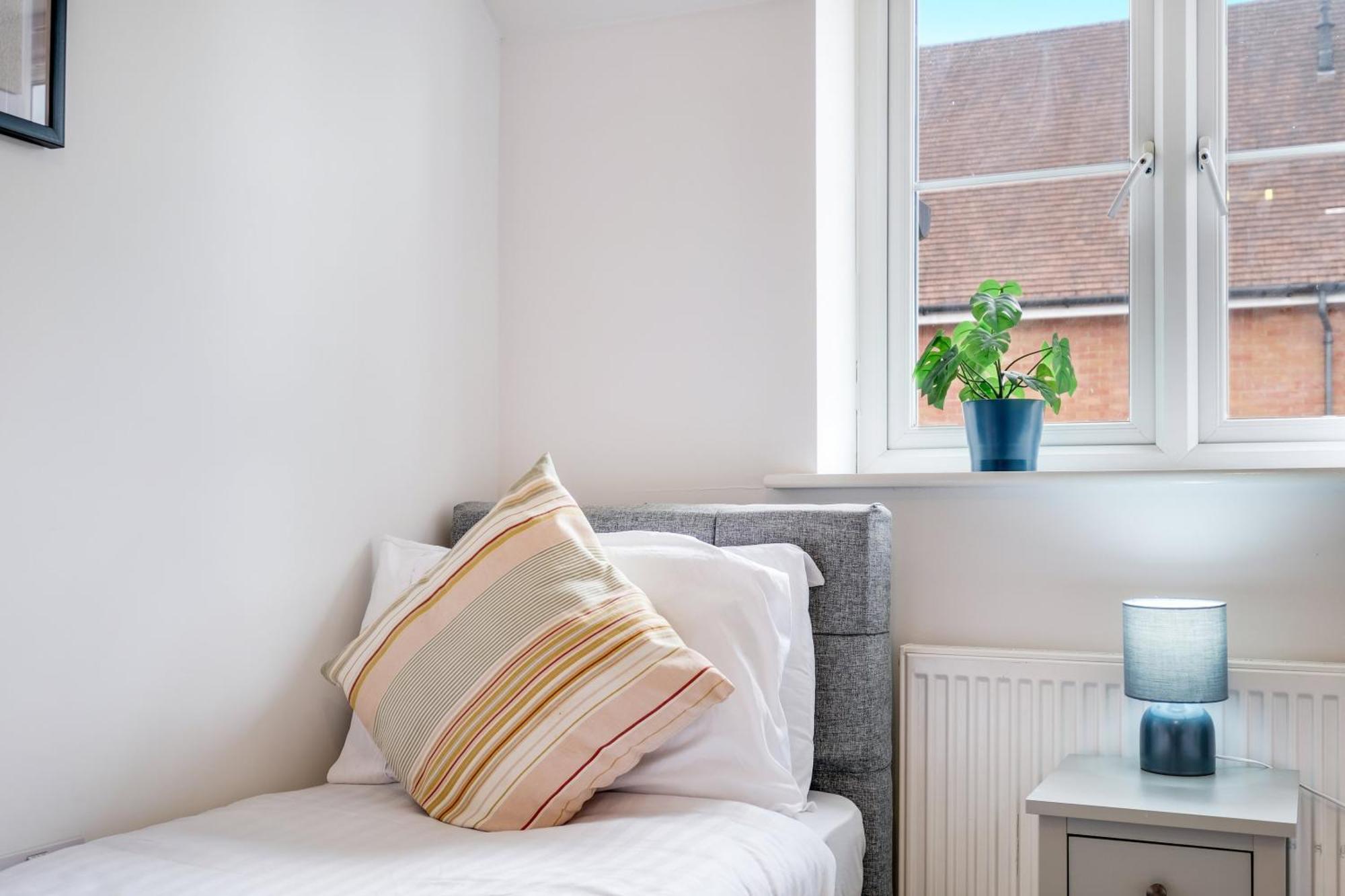Foxherne 5Bdr 3Ba Serviced House With Parking - Slough By 360Stays Экстерьер фото