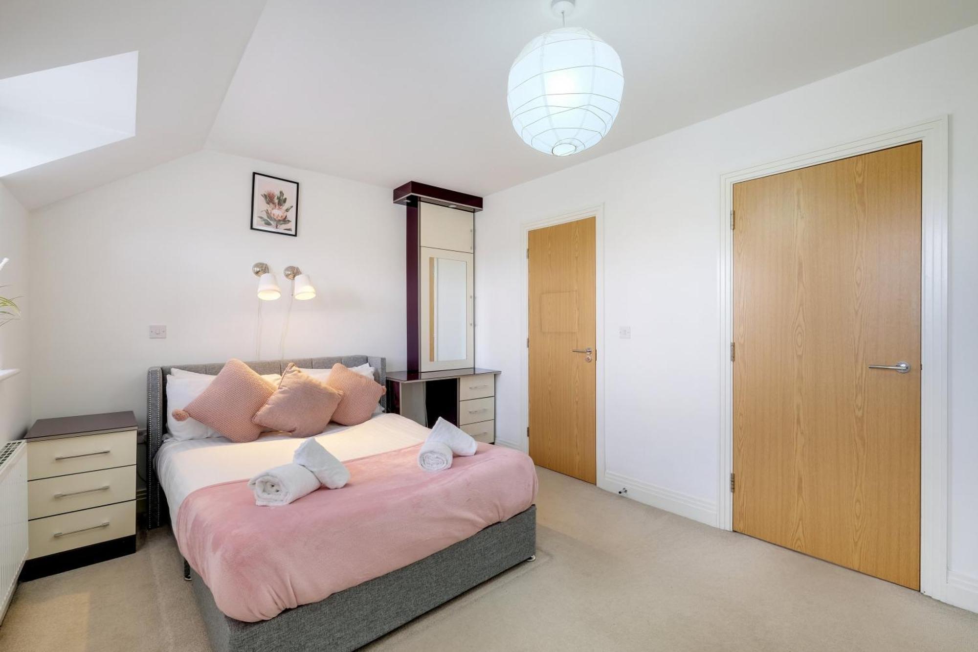 Foxherne 5Bdr 3Ba Serviced House With Parking - Slough By 360Stays Экстерьер фото