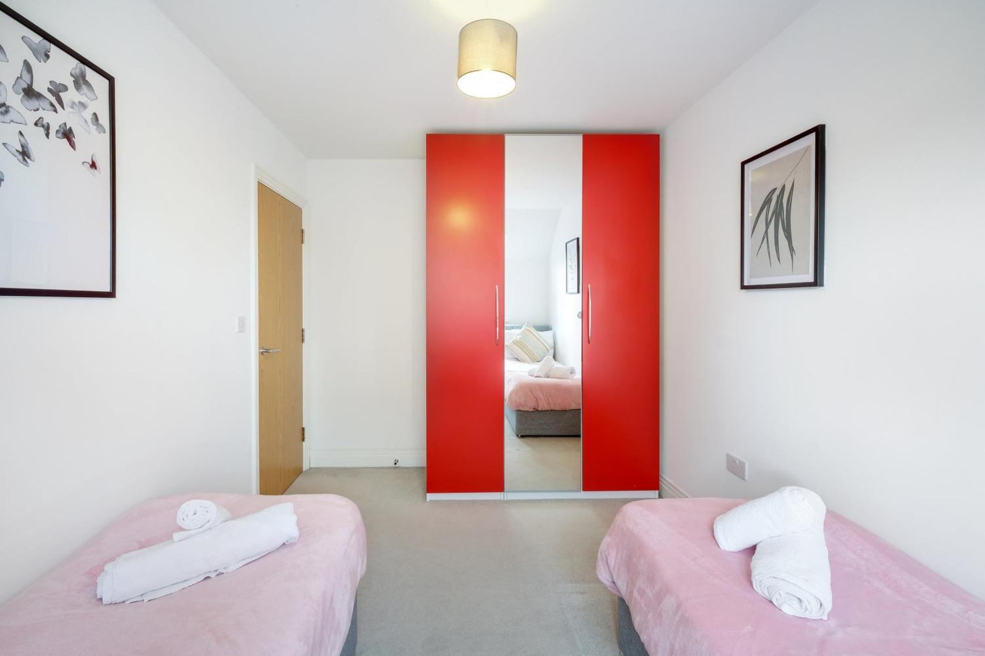 Foxherne 5Bdr 3Ba Serviced House With Parking - Slough By 360Stays Экстерьер фото