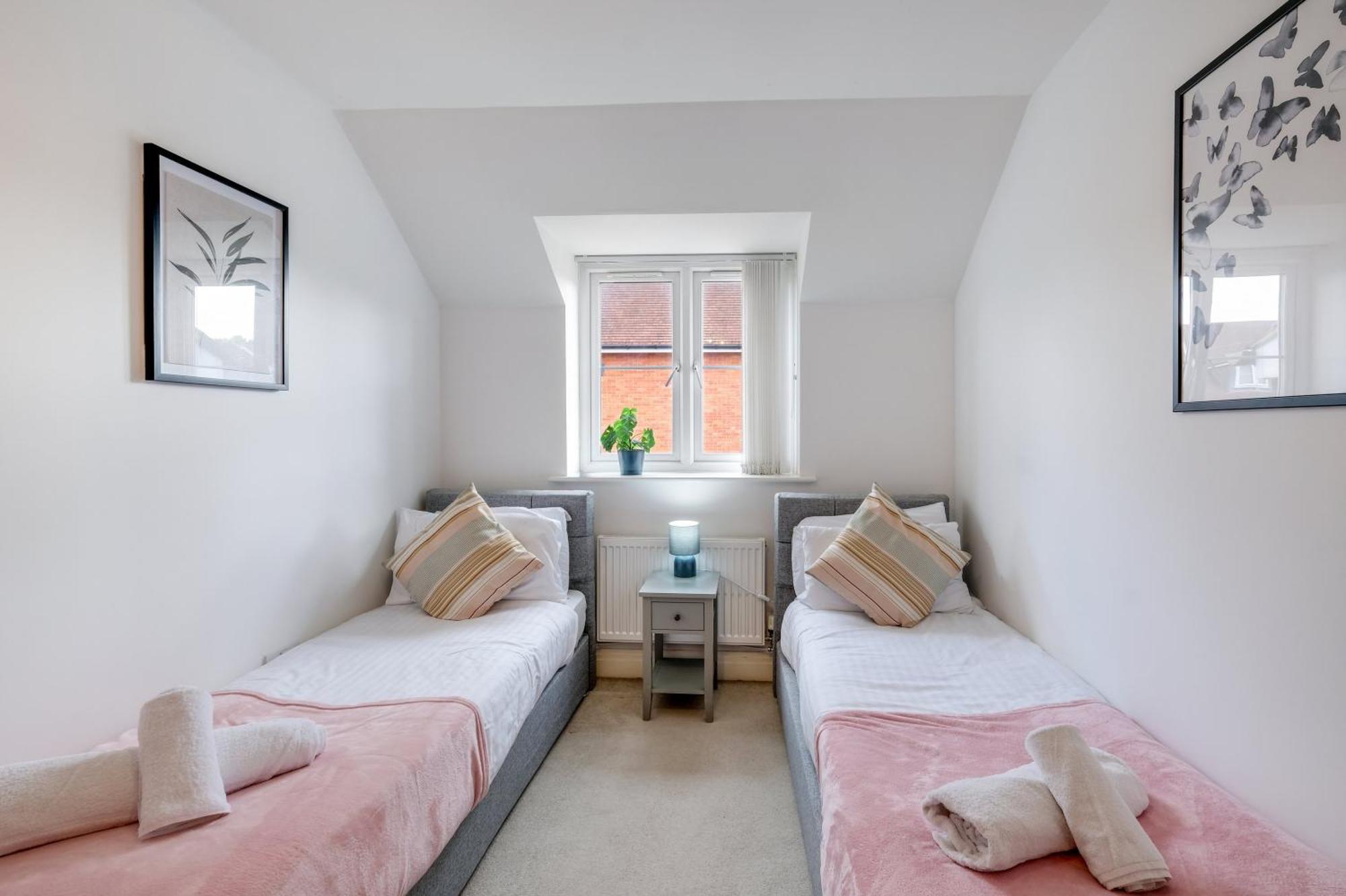Foxherne 5Bdr 3Ba Serviced House With Parking - Slough By 360Stays Экстерьер фото