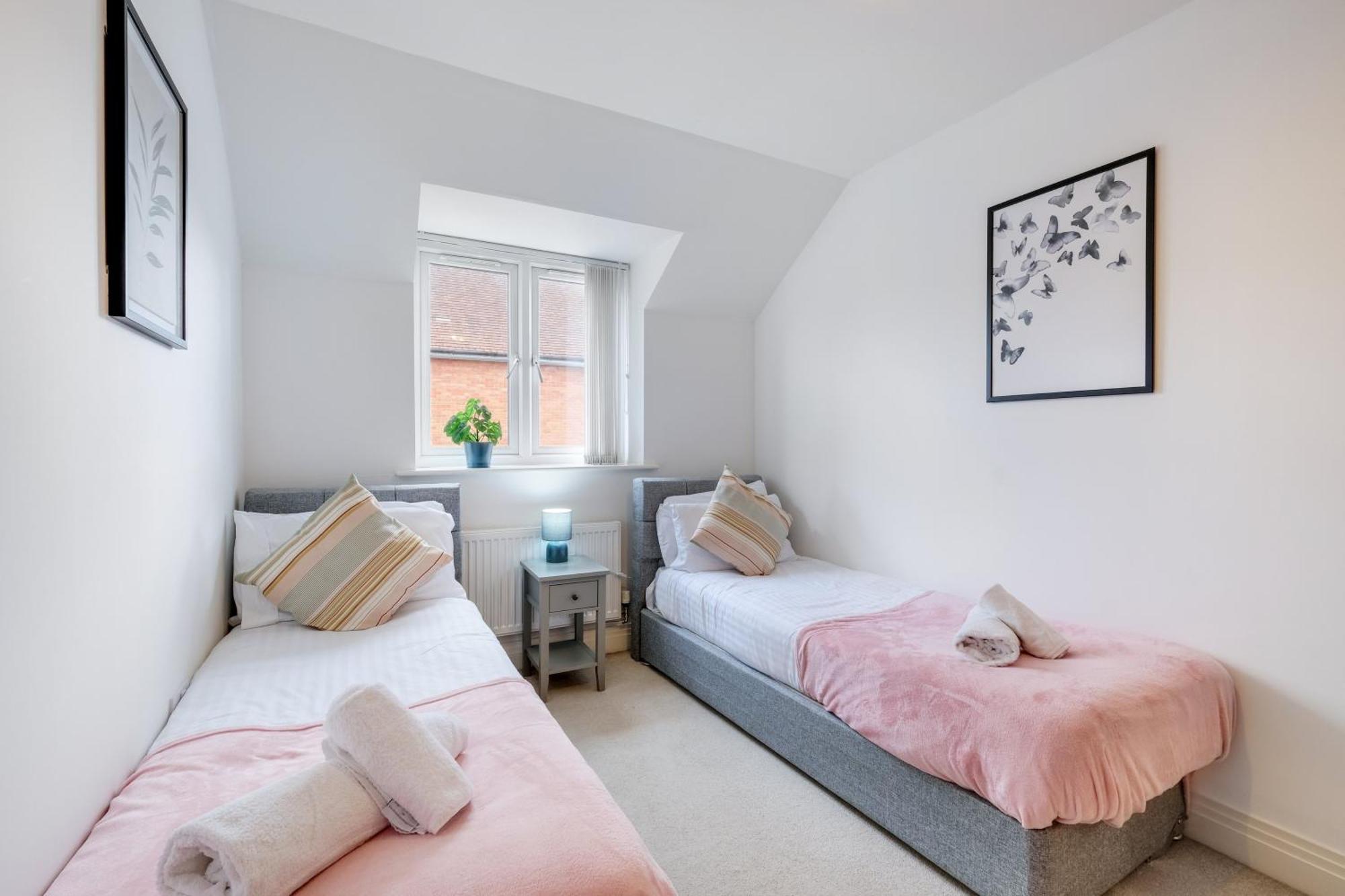 Foxherne 5Bdr 3Ba Serviced House With Parking - Slough By 360Stays Экстерьер фото