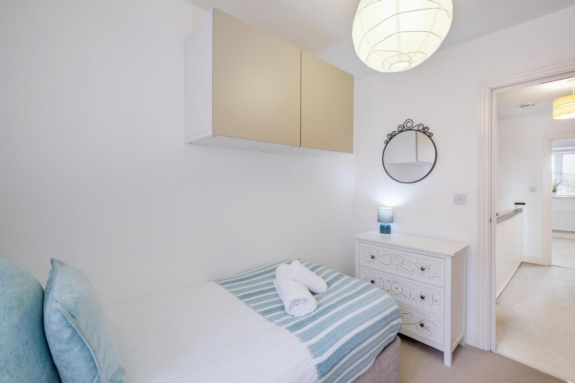 Foxherne 5Bdr 3Ba Serviced House With Parking - Slough By 360Stays Экстерьер фото