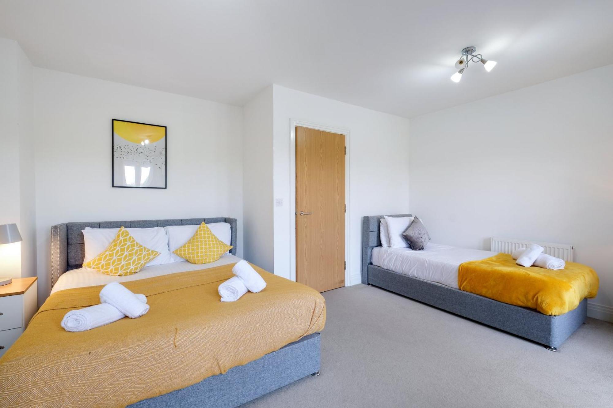 Foxherne 5Bdr 3Ba Serviced House With Parking - Slough By 360Stays Экстерьер фото