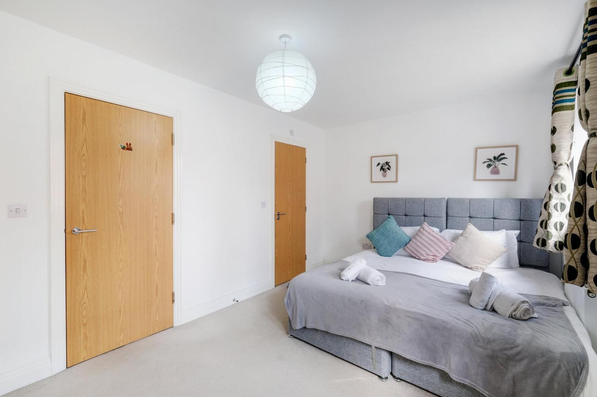 Foxherne 5Bdr 3Ba Serviced House With Parking - Slough By 360Stays Экстерьер фото