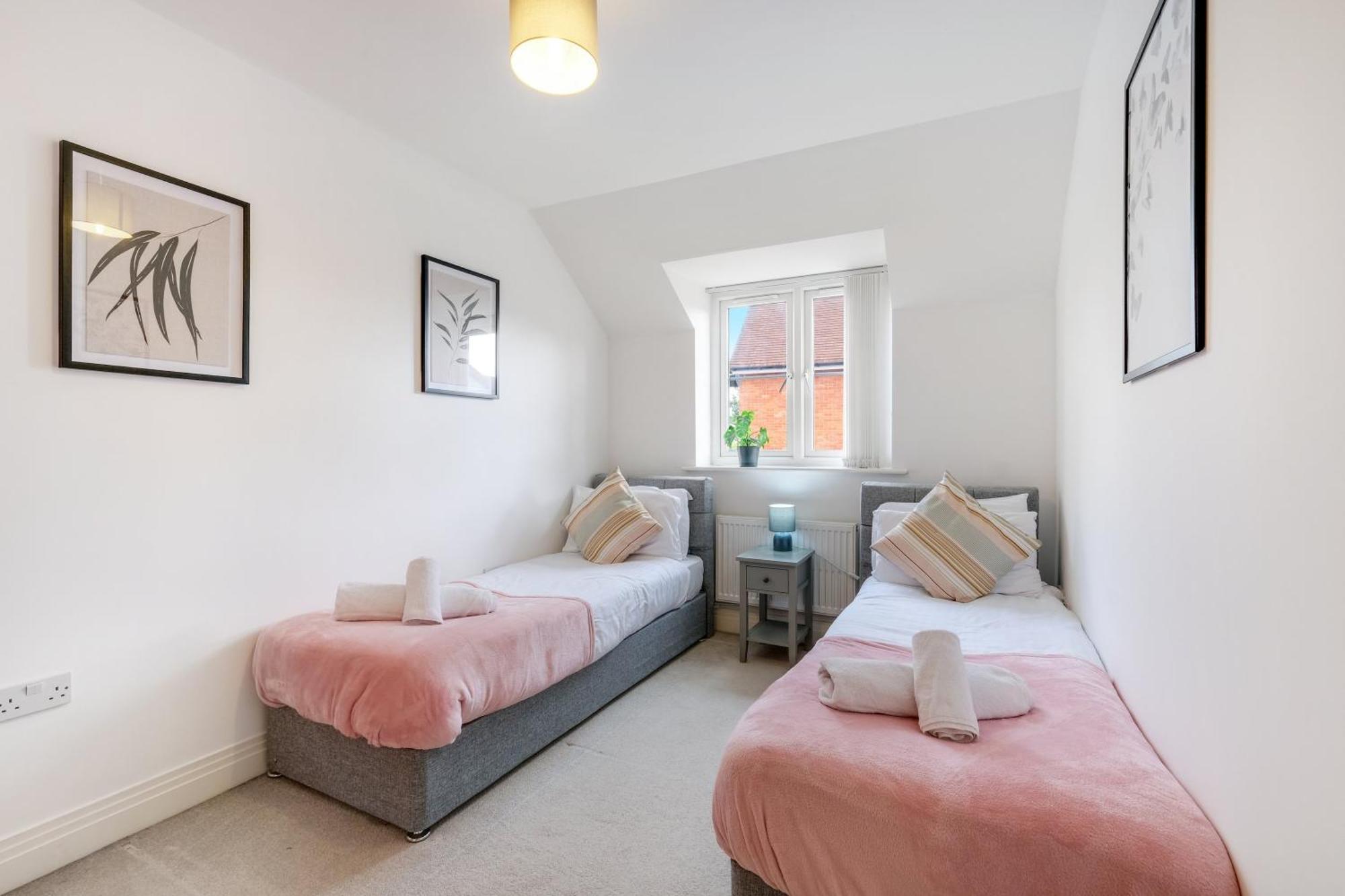 Foxherne 5Bdr 3Ba Serviced House With Parking - Slough By 360Stays Экстерьер фото