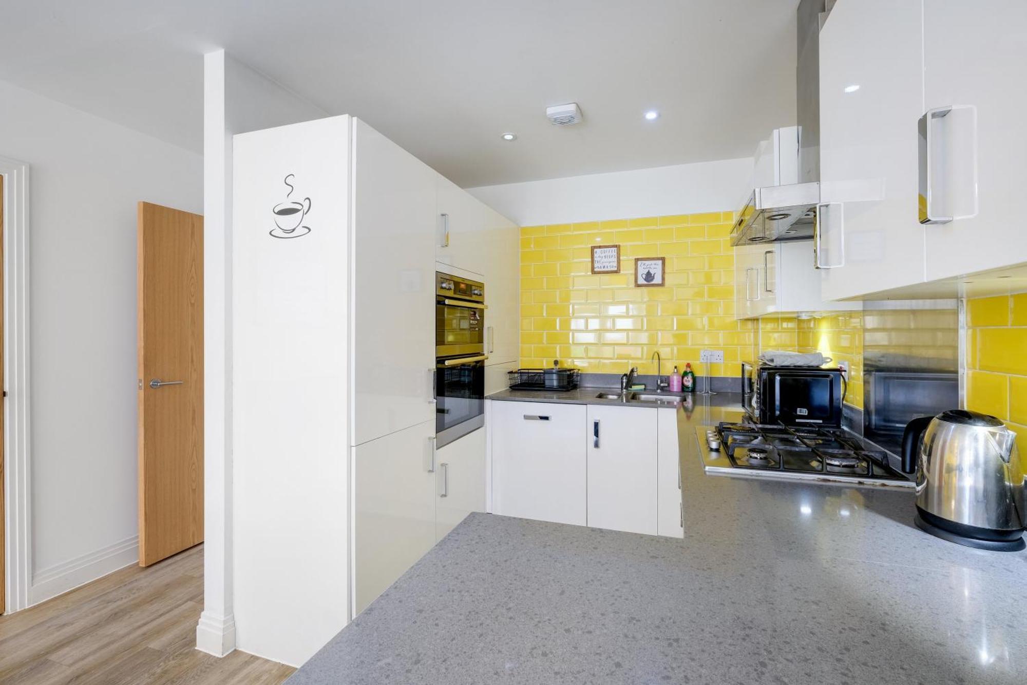 Foxherne 5Bdr 3Ba Serviced House With Parking - Slough By 360Stays Экстерьер фото