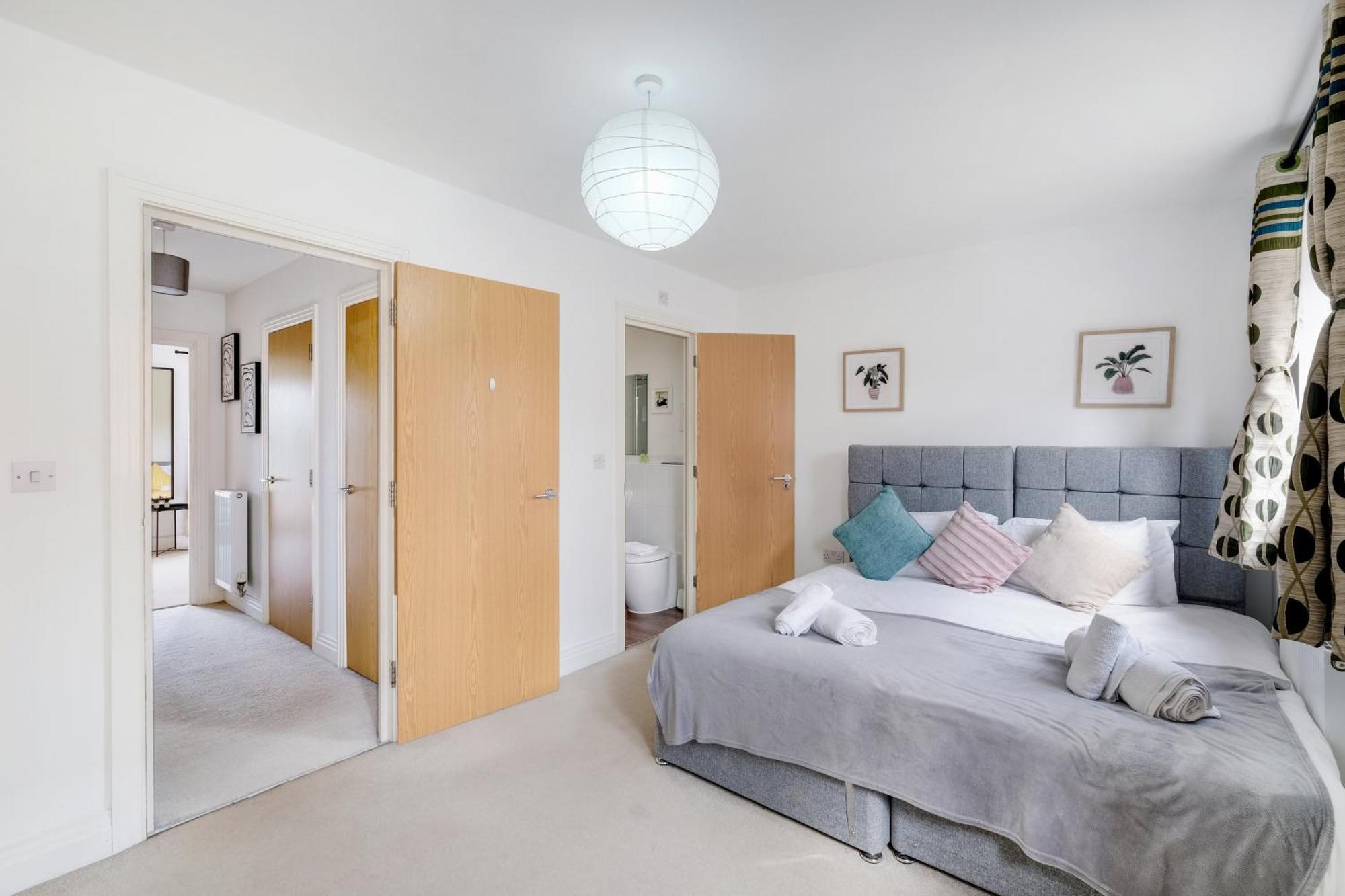 Foxherne 5Bdr 3Ba Serviced House With Parking - Slough By 360Stays Экстерьер фото