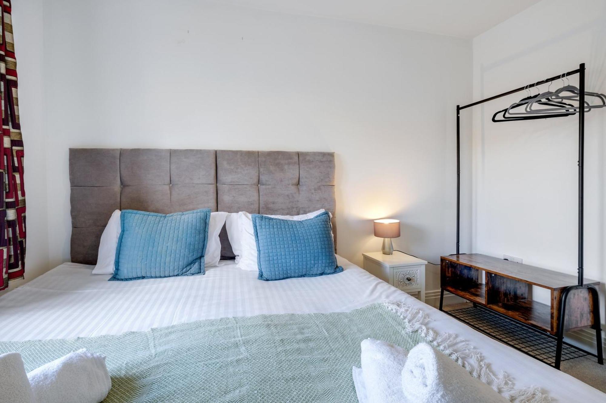 Foxherne 5Bdr 3Ba Serviced House With Parking - Slough By 360Stays Экстерьер фото