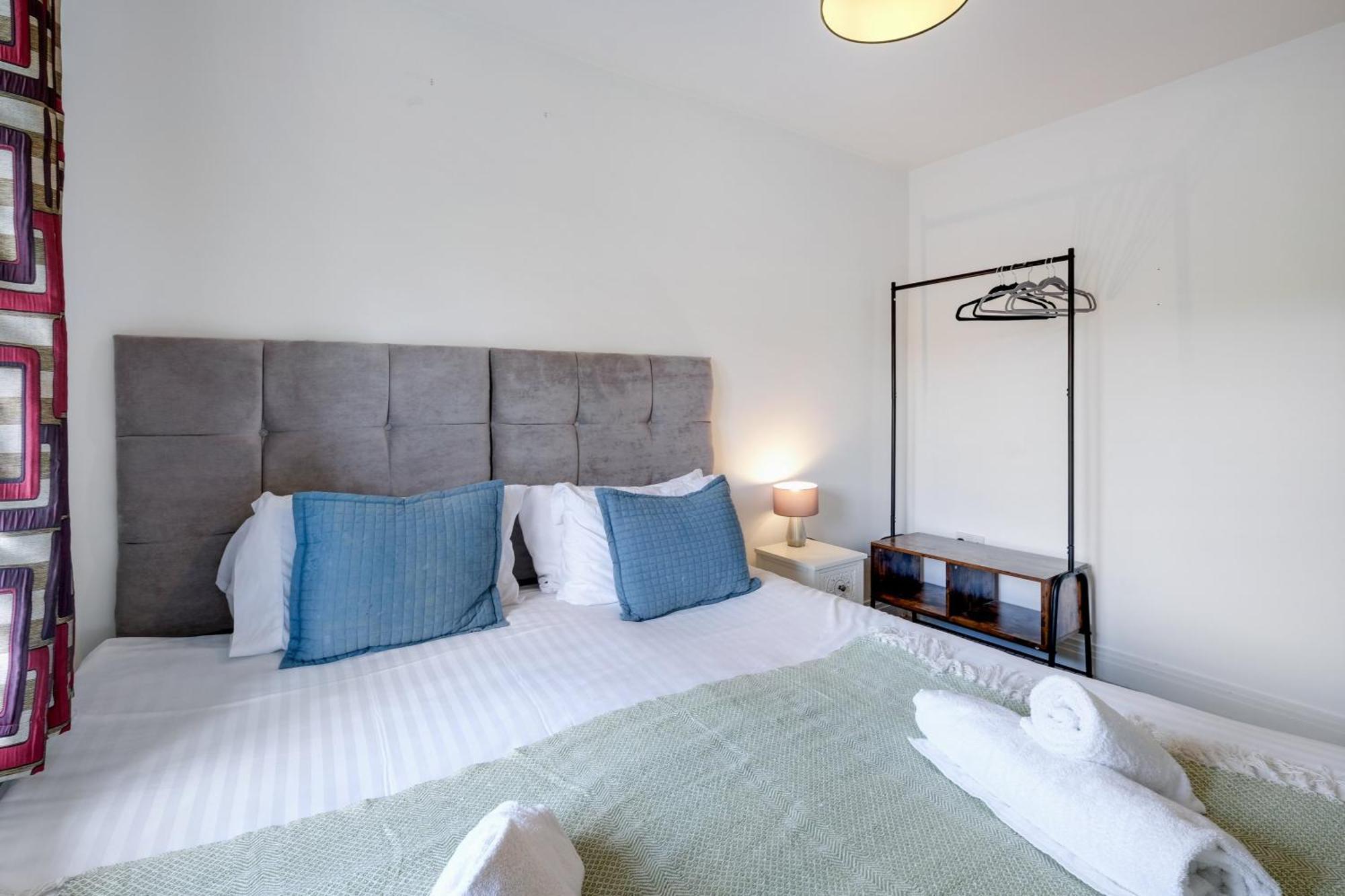 Foxherne 5Bdr 3Ba Serviced House With Parking - Slough By 360Stays Экстерьер фото